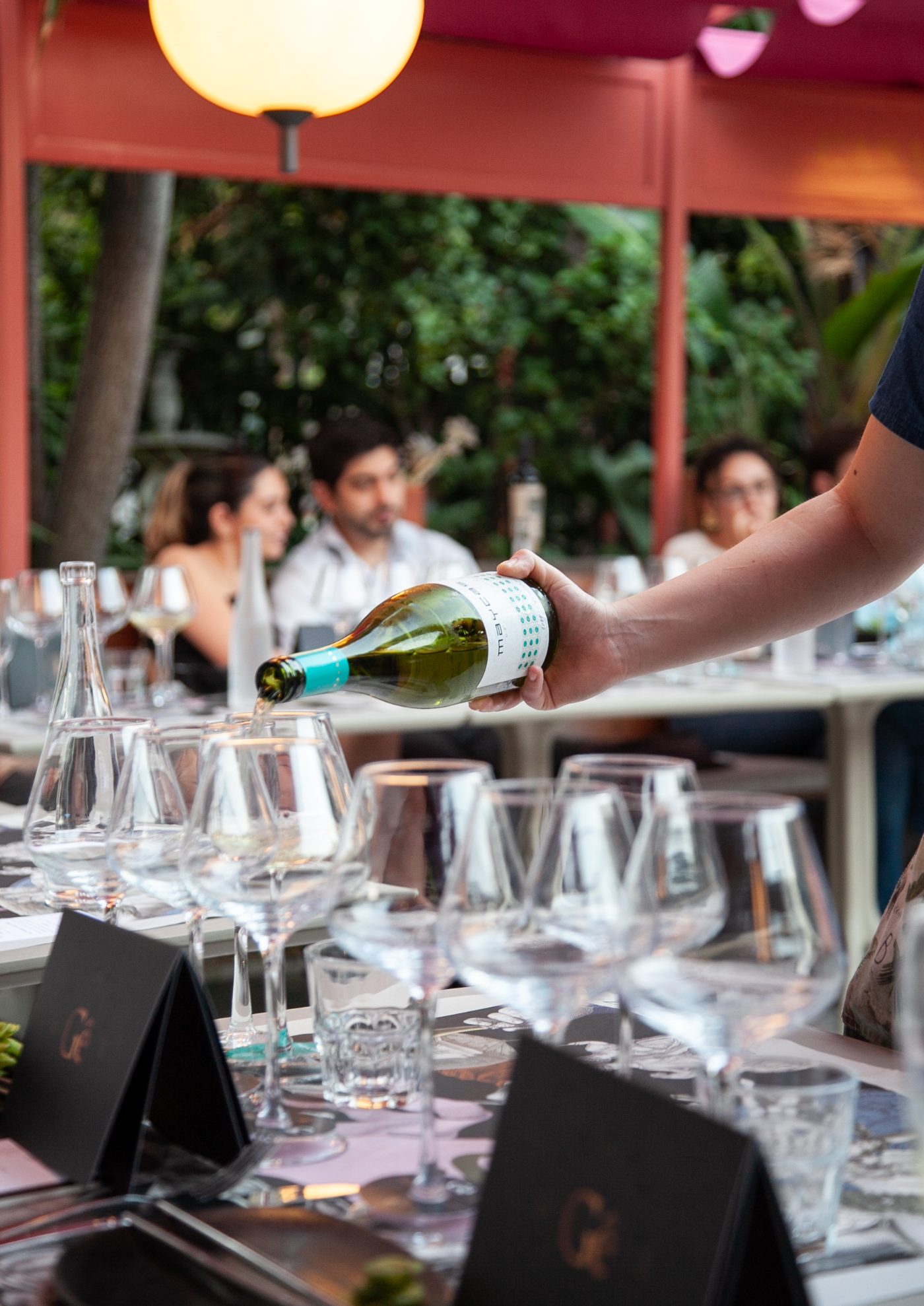 Servicio de vino en una cata en la terraza de Casa Sanz