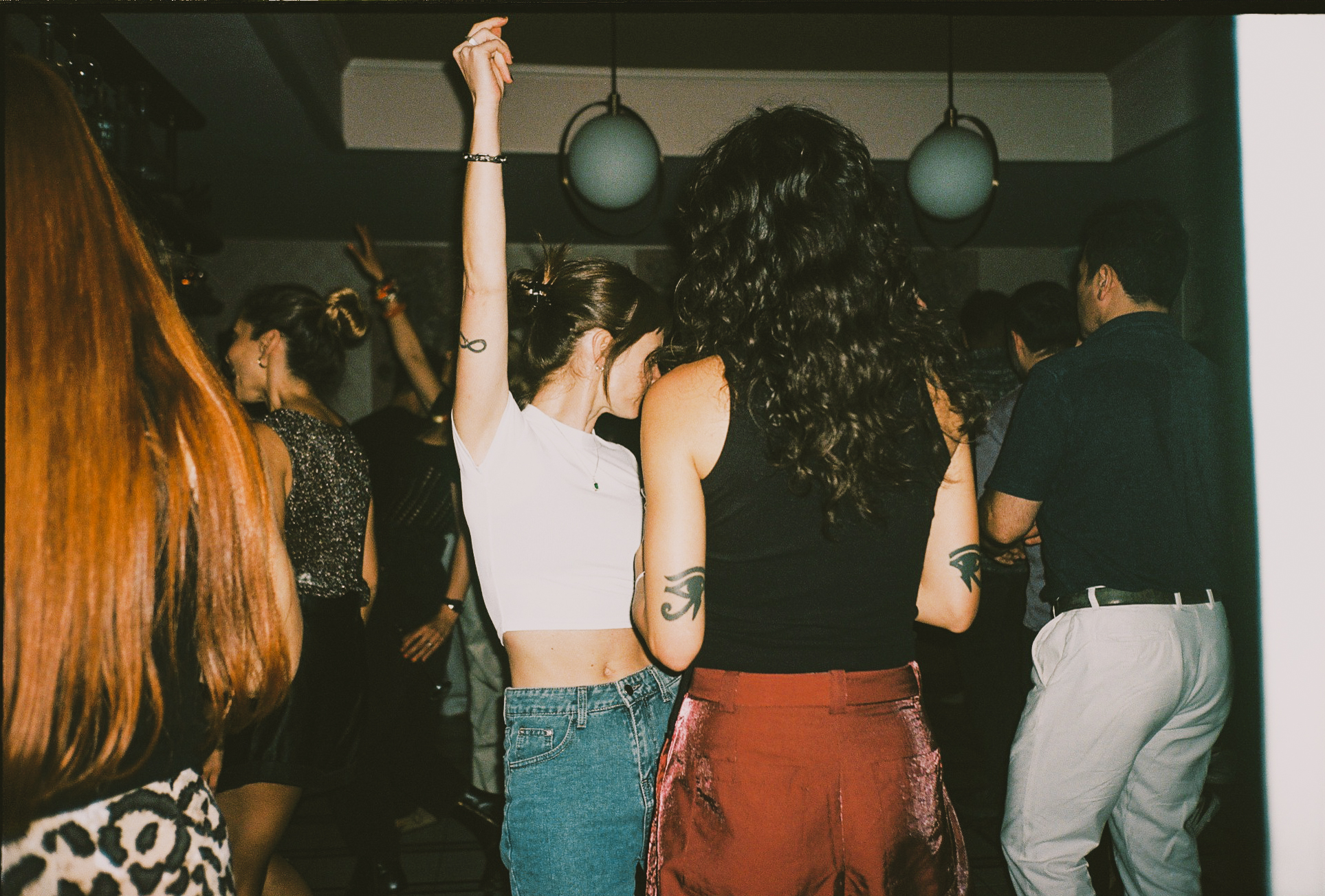 Gente bailando de noche en Casa Sanz